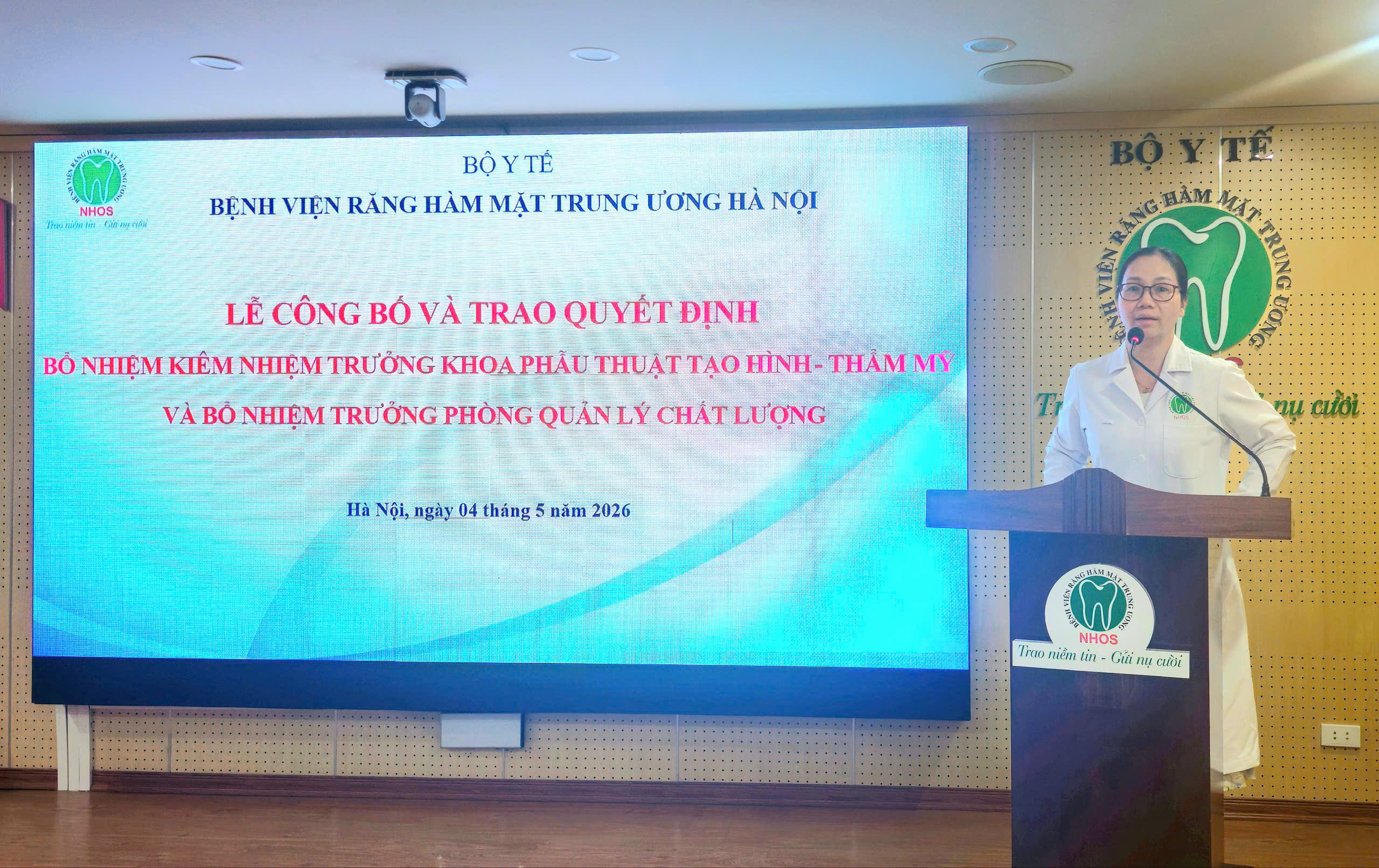 BSCKII. Nguyễn Thị Mận, Phụ trách phòng TCCB đã công bố các quyết định bổ nhiệm.